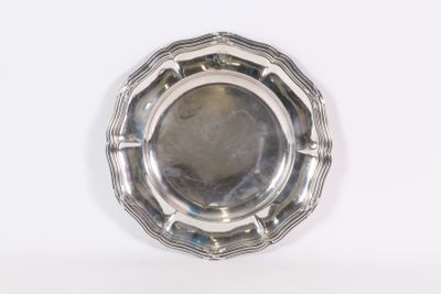 une assiette en argent antique avec un motif circulaire sur le bord