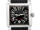 un gros plan d'une montre sur un fond blanc avec un fond blanc