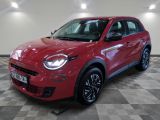 une voiture rouge garée dans un garage au sol en damier