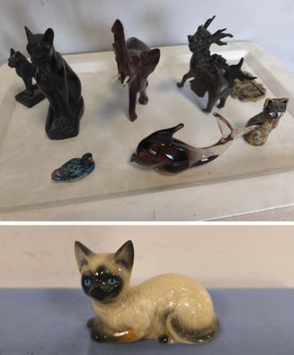 deux photos d'une figurine de chat et d'une figurine de chat posée sur un plateau