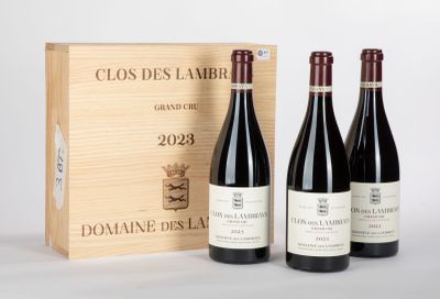 trois bouteilles de vin devant une caisse en bois