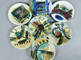 plusieurs assiettes à motifs différents sur une table