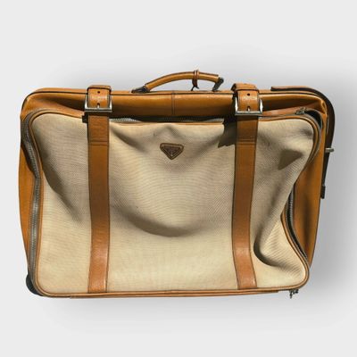 une valise beige avec une poignée beige sur fond blanc
