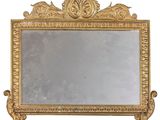 une image d'un miroir encadré d'or sur un fond blanc