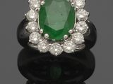 une paire de boucles d'oreilles en émeraude et diamant