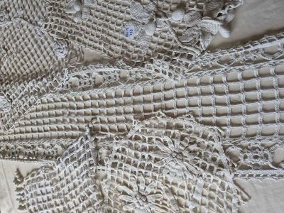 Plusieurs ouvrages au crochet sont disposés sur une table