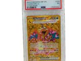 un gros plan d'une carte Pokémon dans un sachet en plastique