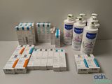 de nombreux flacons de médicaments posés sur une table