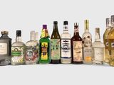 de nombreuses bouteilles d'alcool de toutes sortes alignées les unes à côté des autres
