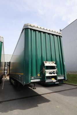 deux camions garés l'un à côté de l'autre dans un parking