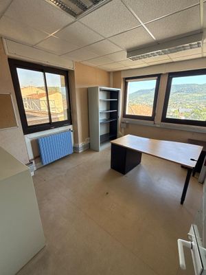 une pièce avec un bureau et une bibliothèque