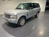 une photo d'un Land Rover argenté garé dans un garage