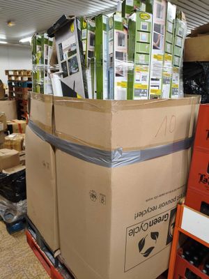 de nombreux cartons empilés dans un magasin