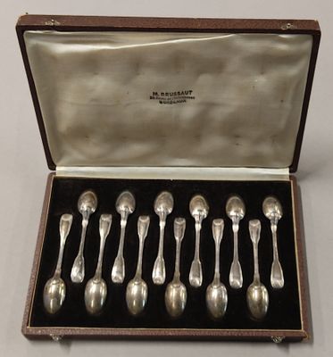 12 cuillères à moka en argent, modèle filet coquille, dans l… - Photo 1