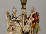 une figurine représentant un homme et une femme jouant d'un instrument de musique