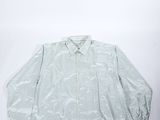 une image représentant une chemise blanche posée sur une surface blanche