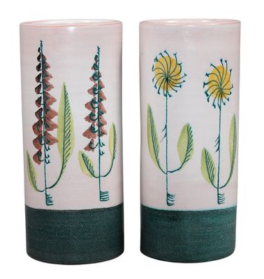 deux vases sur lesquels sont peints des fleurs sur fond blanc