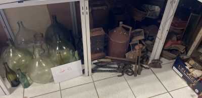 beaucoup de bouteilles en verre et d'autres objets par terre