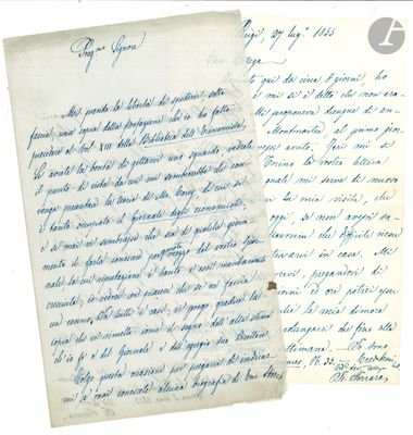 une vieille lettre manuscrite d'un homme tenant un morceau de papier