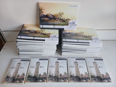 plusieurs livres sont empilés sur une table