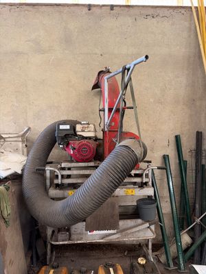 une photo d'une pièce où se trouvent tout un tas d'outils par terre