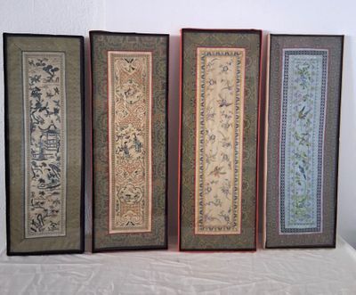 quatre photos encadrées représentant des motifs orientaux, posées sur une table