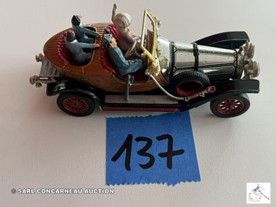 une maquette de voiture avec un homme au volant et une femme au volant