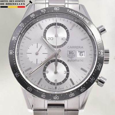 un gros plan d'une montre en acier inoxydable avec un cadran blanc