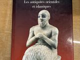 un livre posé sur une table