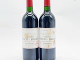 deux bouteilles de vin posées l'une à côté de l'autre sur une table