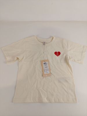 un t-shirt blanc avec un cœur rouge sur la poitrine