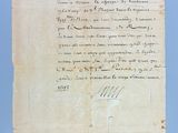 une feuille de papier sur laquelle figurent des notes manuscrites, posée sur une table