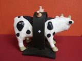 une statue représentant une vache posée sur une table