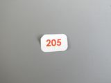 un autocollant portant l'inscription « 205 » au dos d'un ordinateur portable