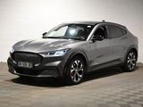 Le nouveau SUV Ford Mustang Macht est garé dans un garage.