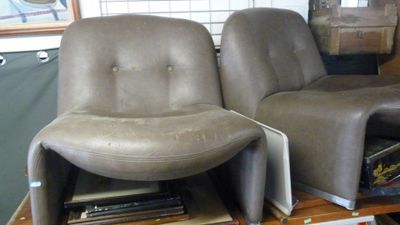 deux fauteuils inclinables posés sur une table