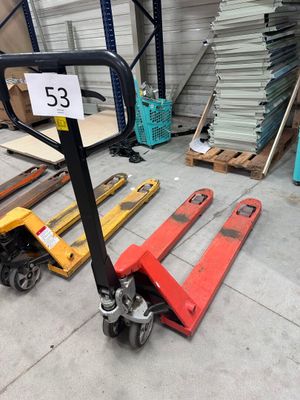 de nombreuses palettes entreposées dans un entrepôt