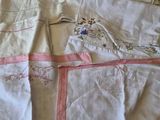 un lit recouvert d'une couette blanche et rose