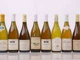 plusieurs bouteilles de vin sont alignées sur une table