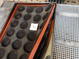 une boîte de biscuits enrobés de chocolat posée sur une table