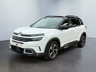 Une Citroën blanche est garée dans une grande pièce