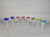 un lot de six verres à vin multicolores posés sur une table