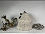 un panier contenant une lampe et d'autres objets, posé sur une étagère