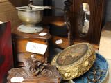 beaucoup d'objets anciens sur la table