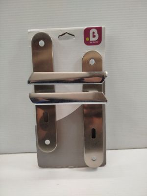une paire de supports métalliques posés sur une surface blanche