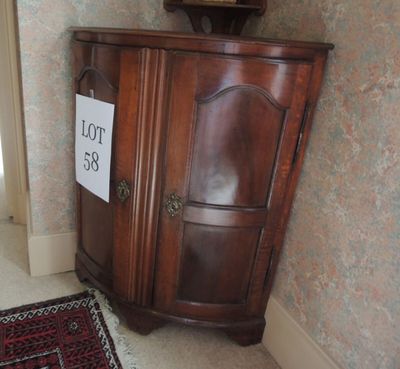 un meuble en bois surmonté d'une horloge