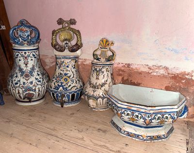 de nombreux vases posés les uns à côté des autres sur le sol