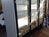 un réfrigérateur muni de deux portes en verre