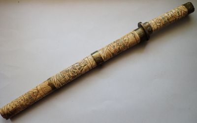 un stylo en bois posé sur une table
