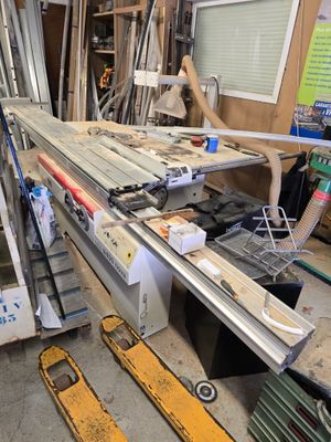 On trouve de nombreux types de métal et de bois dans ce garage